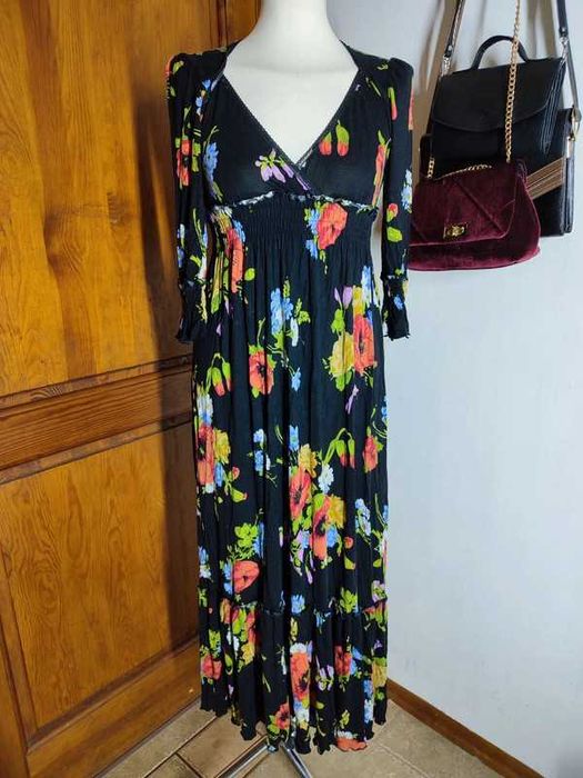 Czarna kwiatowa sukienka maxi MNG Suit – romantyczny styl boho wiskoza