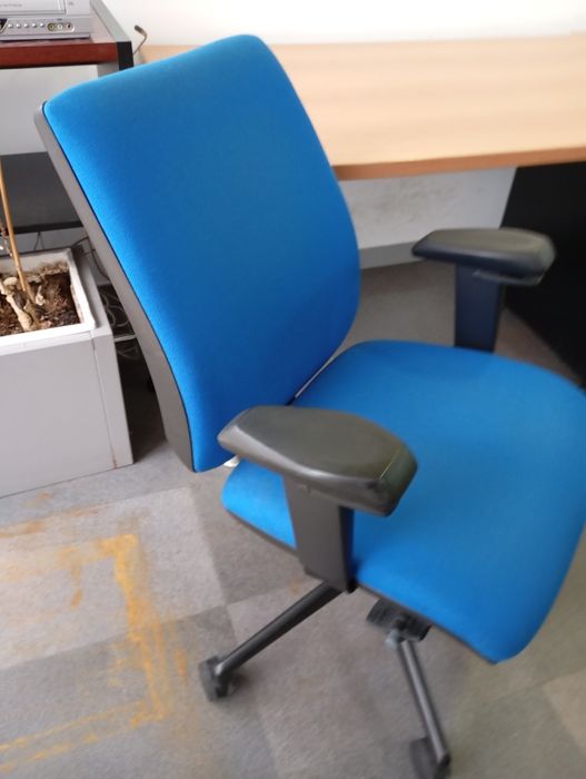 Duas cadeiras de escritório ajustáveis com rodas