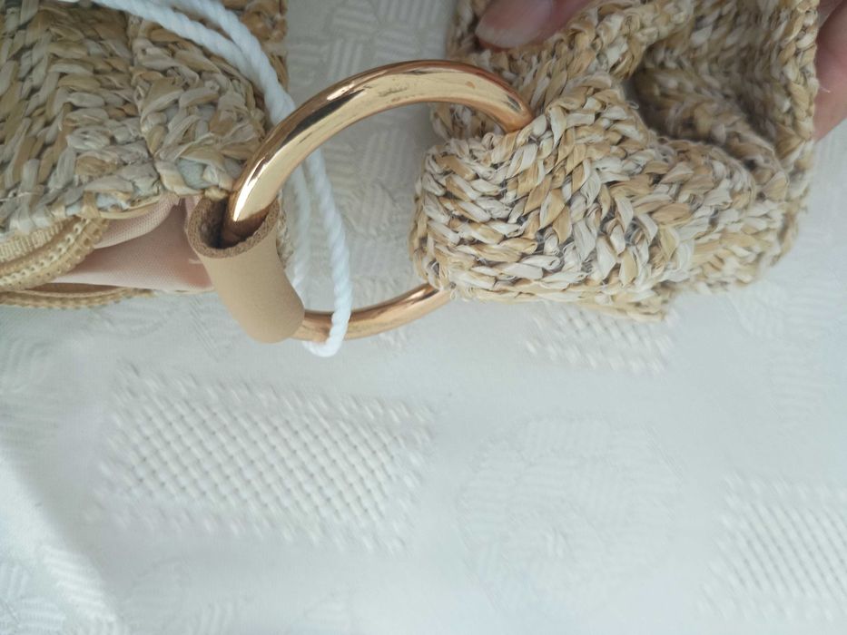 Mala dourada a tiracolo da JETLAG