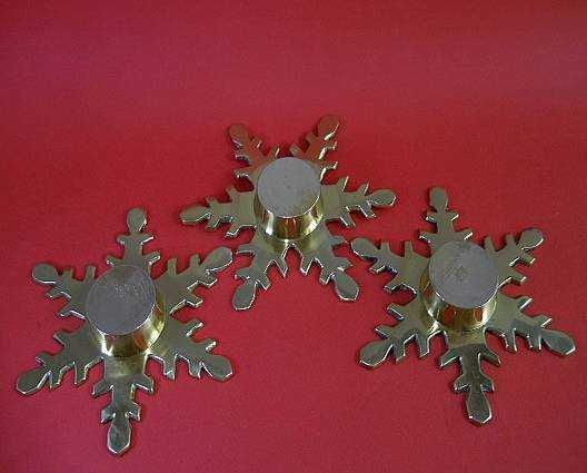 Три латунных подсвечника в форме снежинок