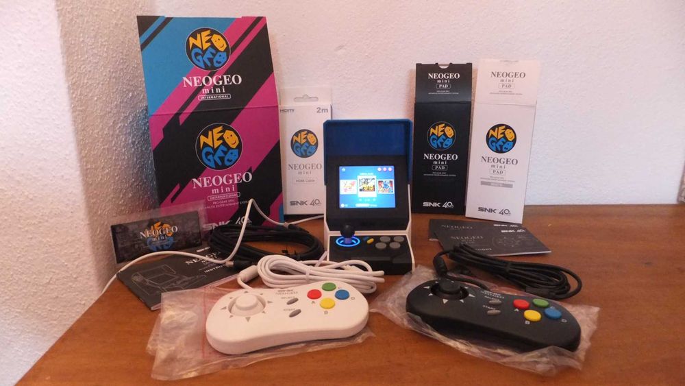SNK NEO GEO Mini • Consola Arcade Retro (+ 2 comandos + cabo HDMI)