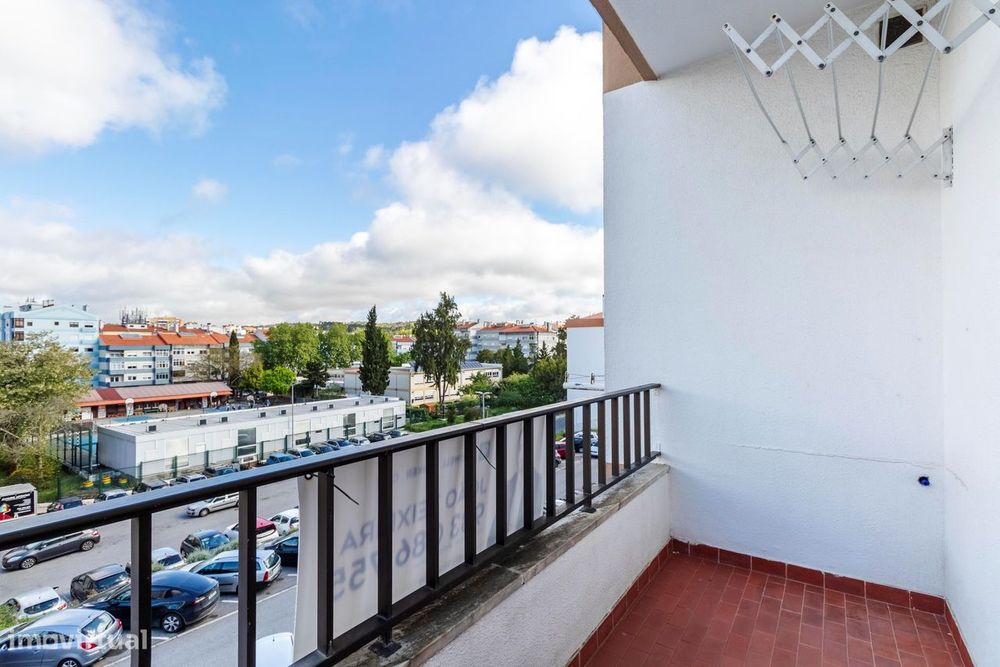 Apartamento T2 c/ Varanda em Agualva, Sintra