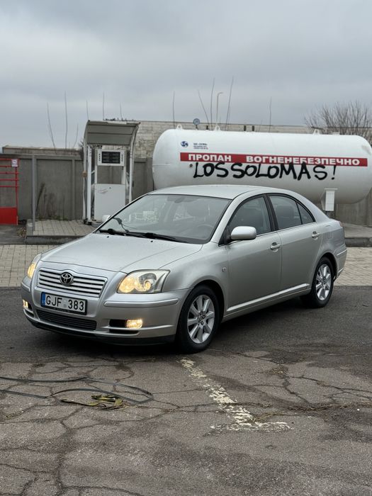 Toyota Avensis з економічним дизельним двигуном та механічною коробкою передач. Надійний та витривалий автомобіль, який відомий своєю довговічністю та простотою в обслуговуванні. Машина впевнено тримає дорогу, працює тихо і рівно, без сторонніх звуків.

Двигун заводиться легко, працює стабільно, не димить. Механічна коробка передач перемикається плавно, зчеплення в хорошому стані. Підвіска комфортна, без стуків та люфтів. Автомобіль економічний у місті та на трасі, підходить для щоденного використання.

Салон доглянутий, зручний, хороша оглядовість. Клімат, електрика та всі системи працюють коректно. Авто не потребує додаткових вкладень і повністю готове до експлуатації.
Зимня шипована гума,запаска.

Можливий обмін або адекватний торг