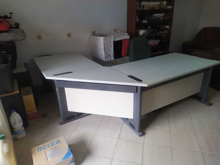 Secretária em L muito espaçosa!