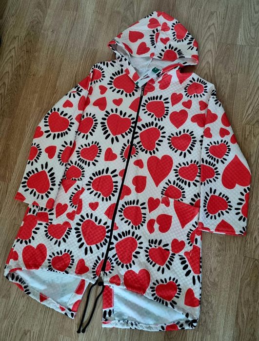 Casaco comprido com corações vermelhos em fundo branco.  TU
