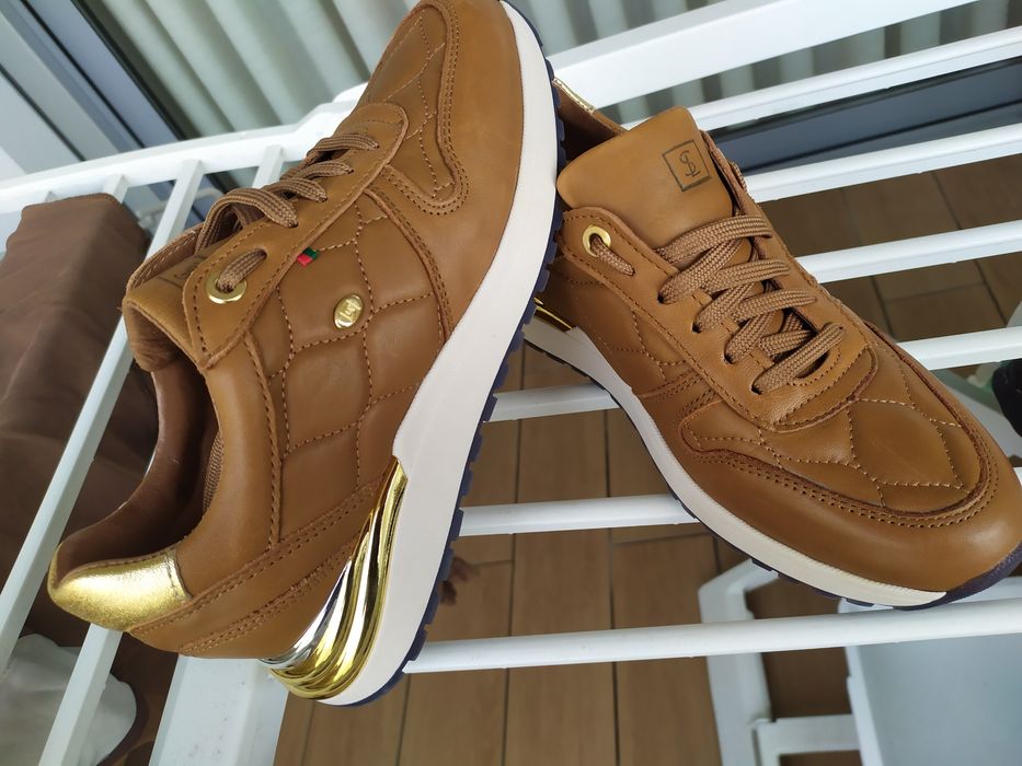 Sapatilhas em pele 38 (20€ os 2 pares)