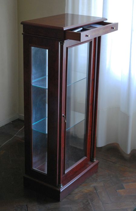 Móvel expositor / Vitrine de sala, com iluminação