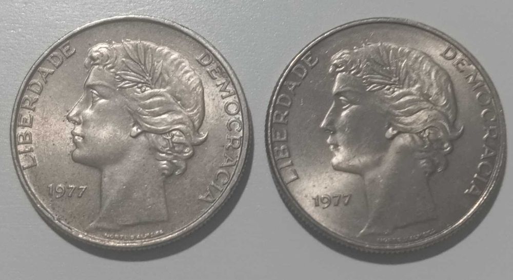 Moeda de 25 escudos (mais pequena) - Ano 1977 - (2 unidades)