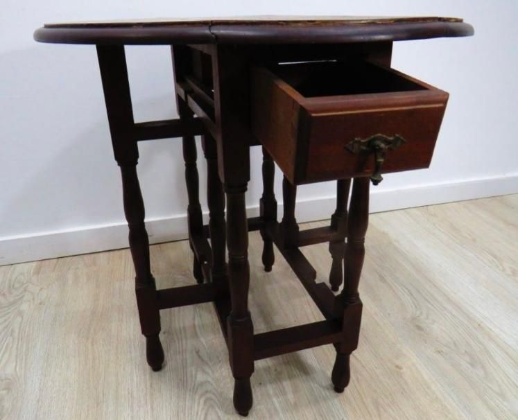 Mesinha baixa com abas.