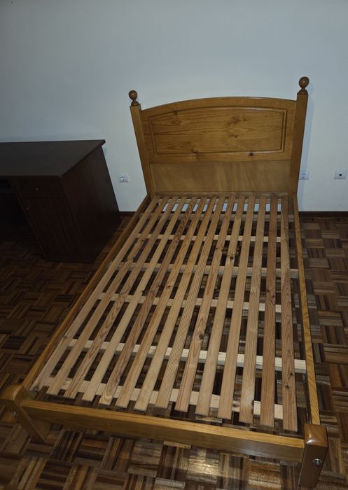 Cama de corpo e meio, colchão ortopédico e cómoda