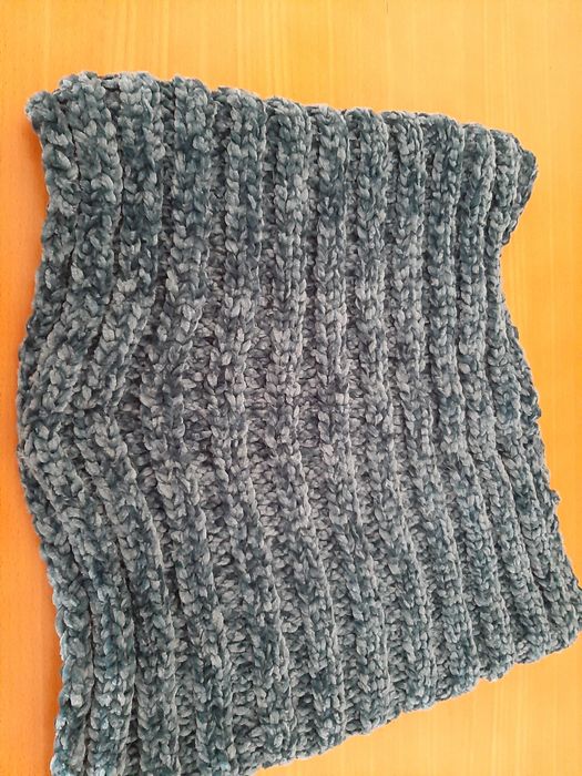 Vários lenços, echarpes e golas