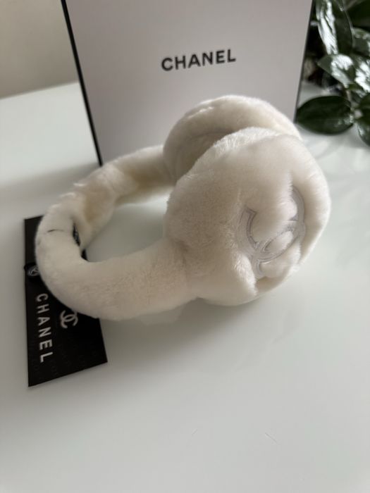 Cudne  biale nauszniki Chanel