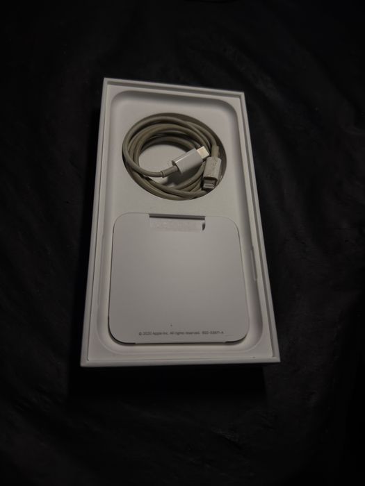 Apple iPhone 11 64 GB – Czarny | Dwa etui + nowa kostka ładowania