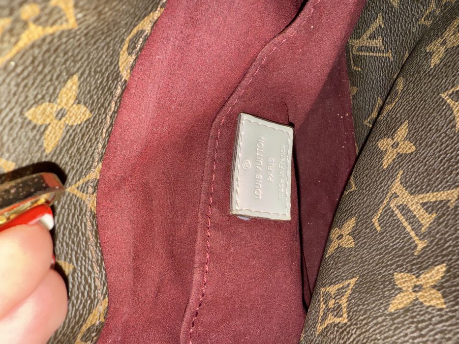 Mala Louis Vuitton com muitos detalhes