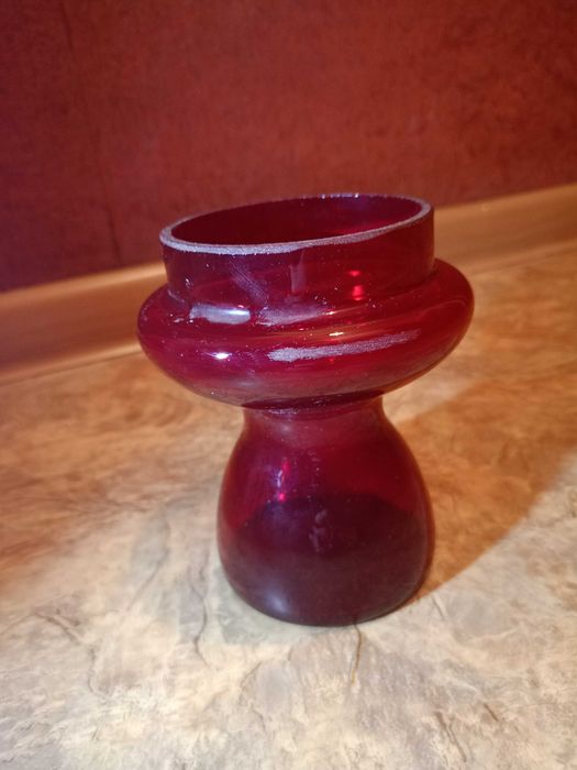 Śliczny wazon czerwone szkło