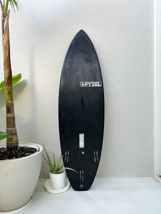 Prancha surf Pyzel Shadow 5'8 24,9L Preta - como nova