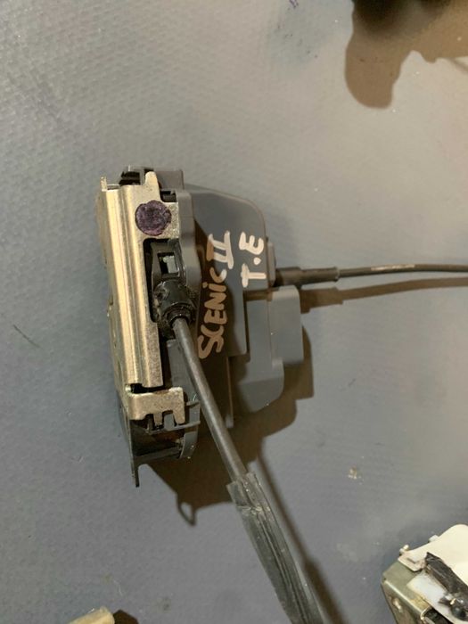 Fechadura fecho porta tras lado esquerdo Renault Scenic II