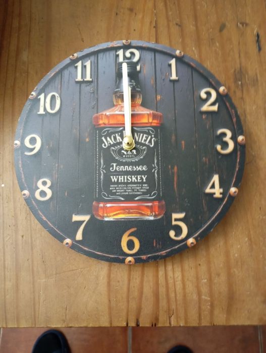 Vários relógios de parede Jack Daniels