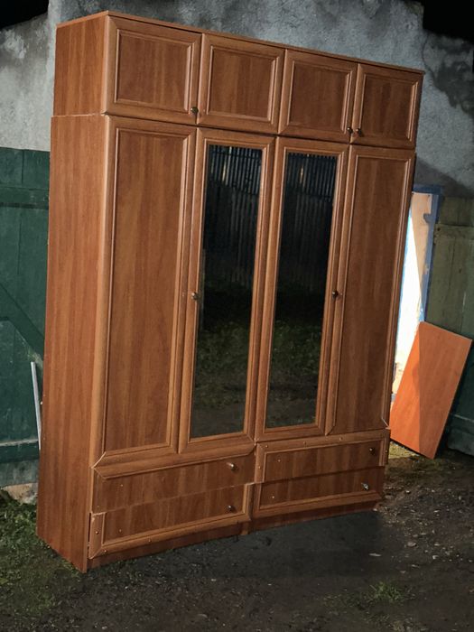 Шафа для речей та білизни.