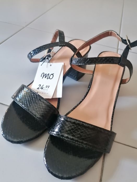 Sandálias pretas NOVAS