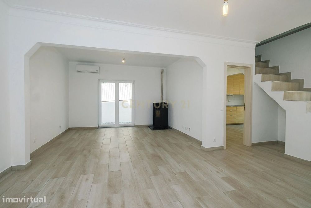 Moradia T4 Renovada no Estoril | Conforto, Espaço e Excelente Localiza