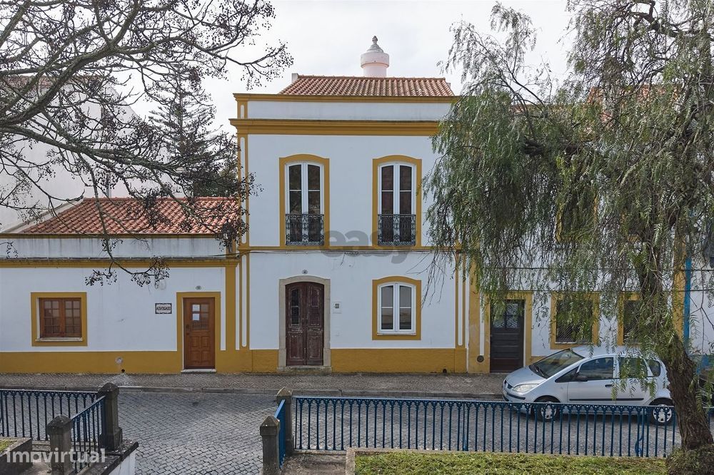 Casa Senhorial c/ 10 divisões remodelada em Rua Emblemática de Castro
