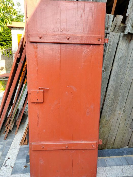 Stare masywne drewniane drzwi