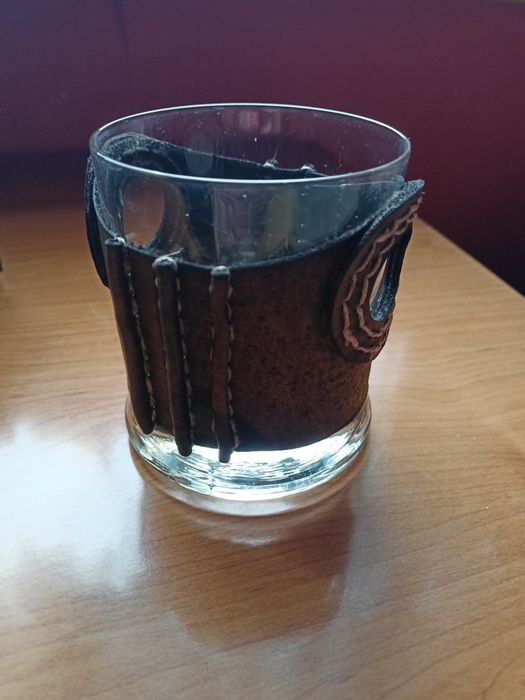 6 szklanek z grubym dnem w skórze