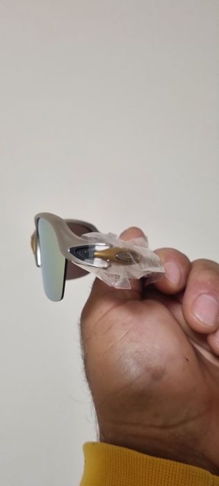 Tenho esses 2 óculos  OAKLEY vindos do Brasil