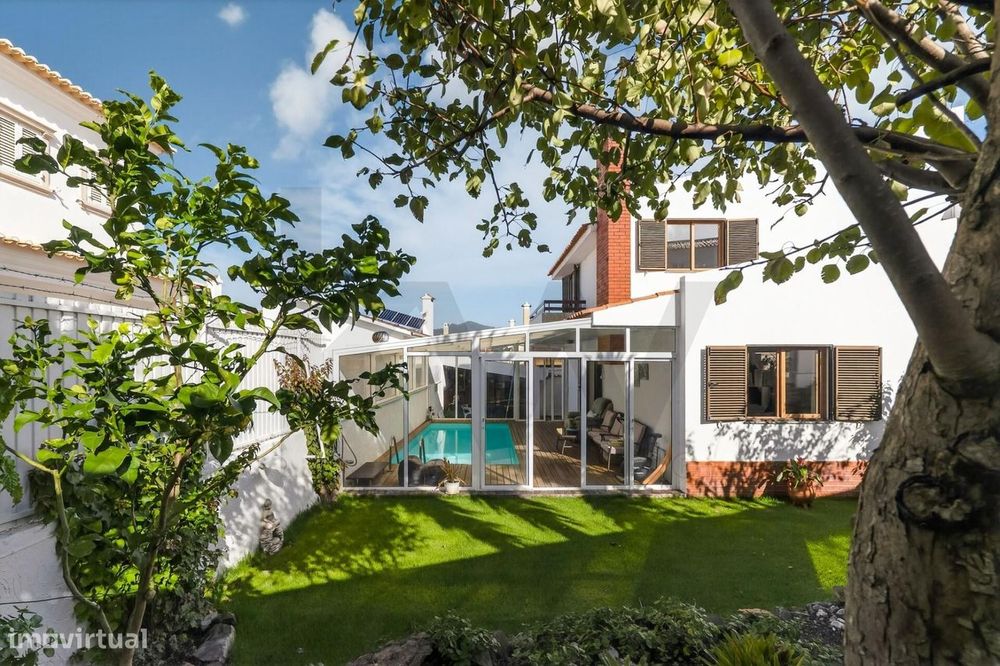 Moradia T4+1 com Piscina Coberta, Jardim e Churrasqueira em Alcoitão,