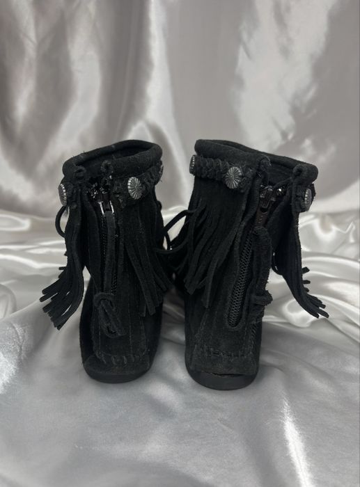 Botki Minnetonka czarne zamszowe z frędzlami frędzelkami boho
