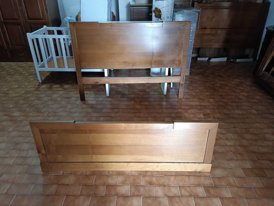 Móveis variados - antiga fábrica de móveis com stock de móveis
