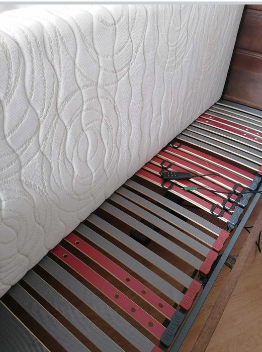 Estrado com mecanismo elevatório com colchões