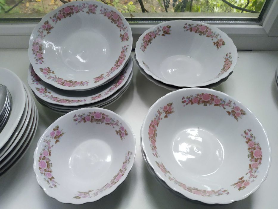 Продам набір тарілок і ложок.