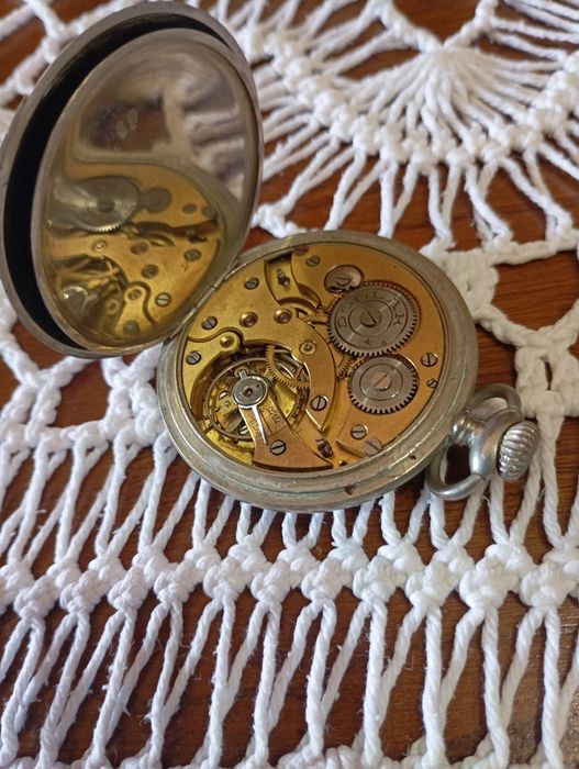 Vendo este relógio muito bonito bom estado de bolso a trabalhar muito bem caixa em parta