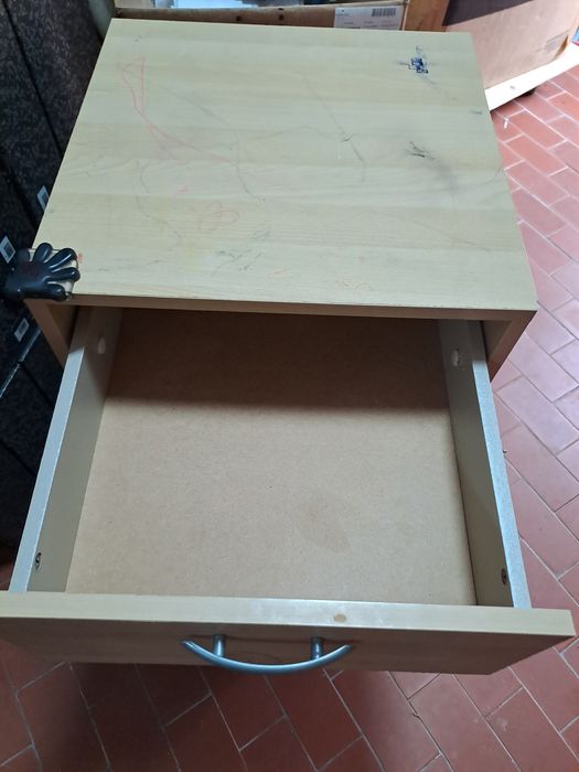 Mesa de cabeceira ou apoio escritório
