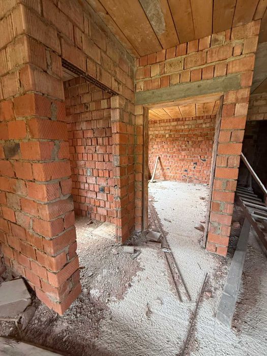 Продається двоповерховий будинок (незавершене будівництво) у селі Стара Жадова