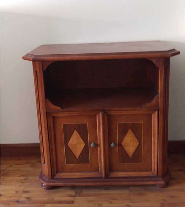 Móvel Armário pequeno TV 2 portas madeira nobre