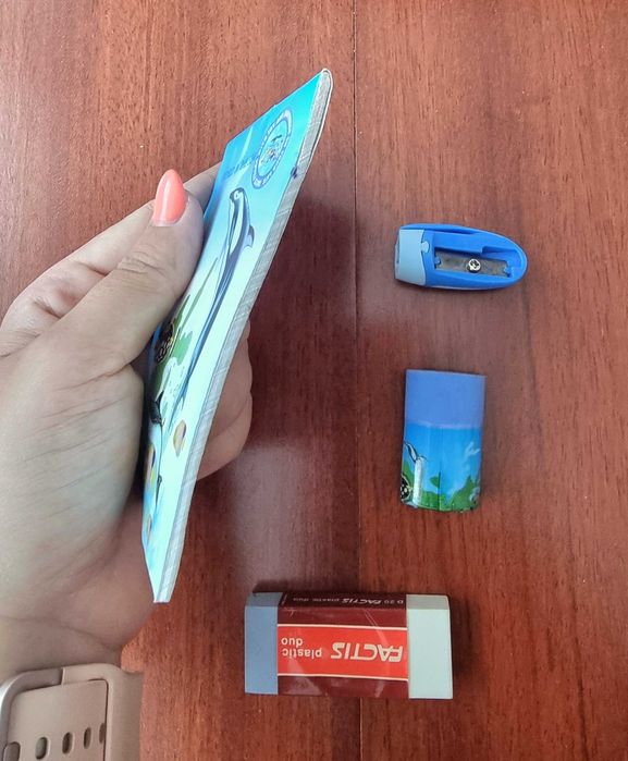 Conjunto de material escolar em tons de azul