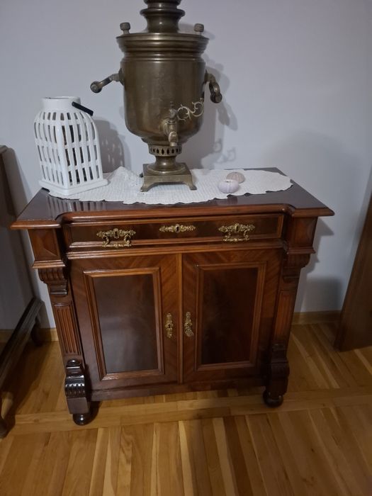 Sprzedam bardzo ładną serwantkę