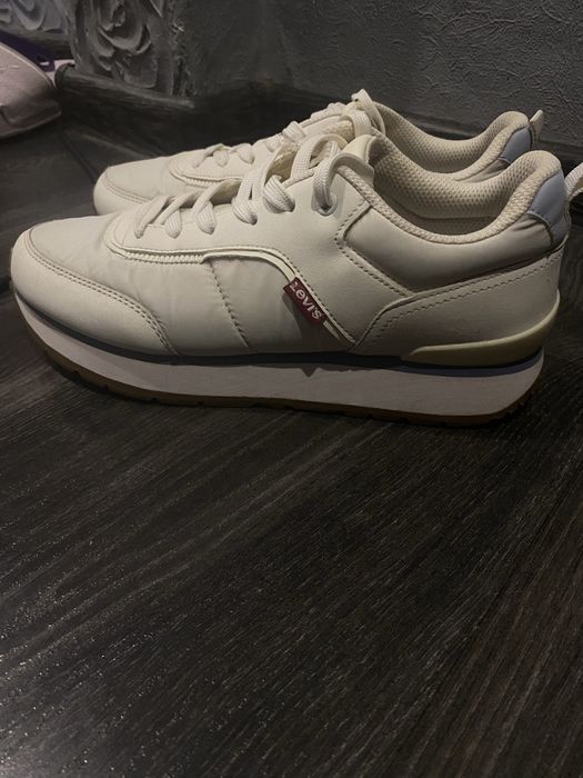 Продам Кросовки Levis