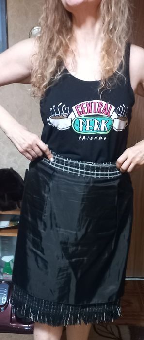 3   спідниці  , 2- зимові.  3 _ класична