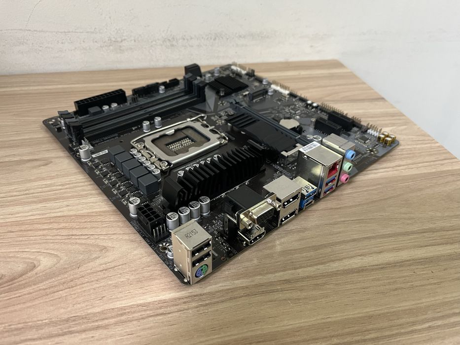 НОВА Материнская плата Gigabyte B660M DS3H DDR4 LGA1700 DDR4