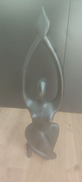 Vendo estatueta em madeira preta