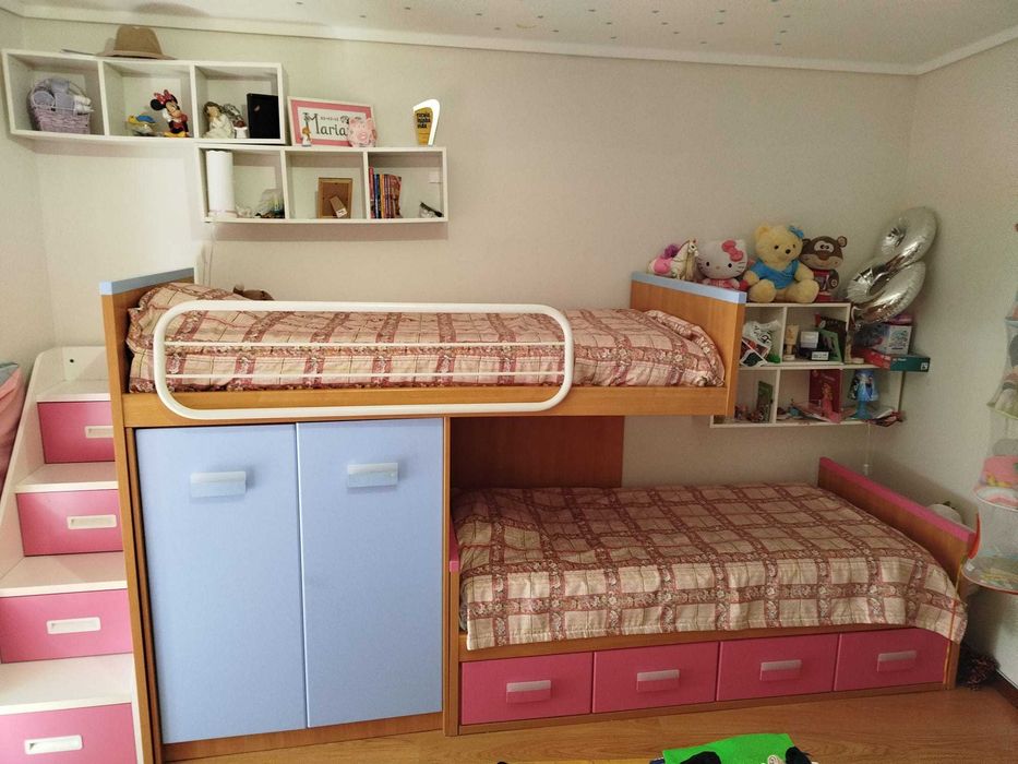 beliche com armário e escadas  e prateleiras.