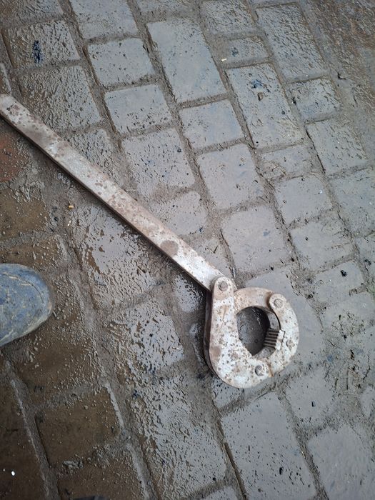 Продам ключ боровий трубний