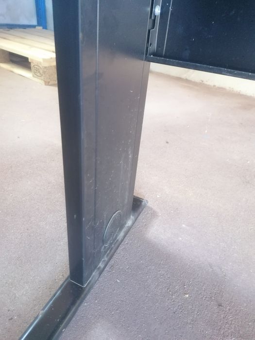 Secretaria em bom estado. Dimensão média.