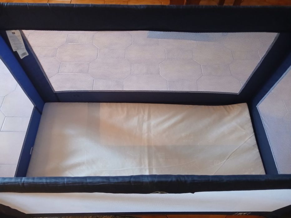 Vendo cama de viagem com colchão marca Zippy