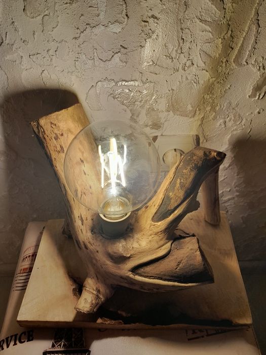 Дерев'яний настільний світильник