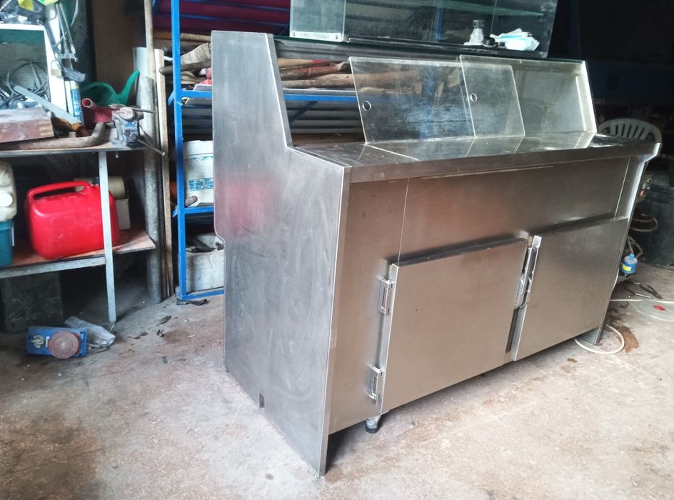 Vendo um balcão/vitrina para restauração